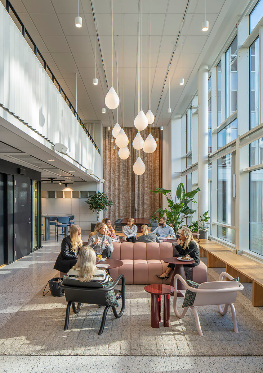 människor i en loungemiljö på en arbetsplats