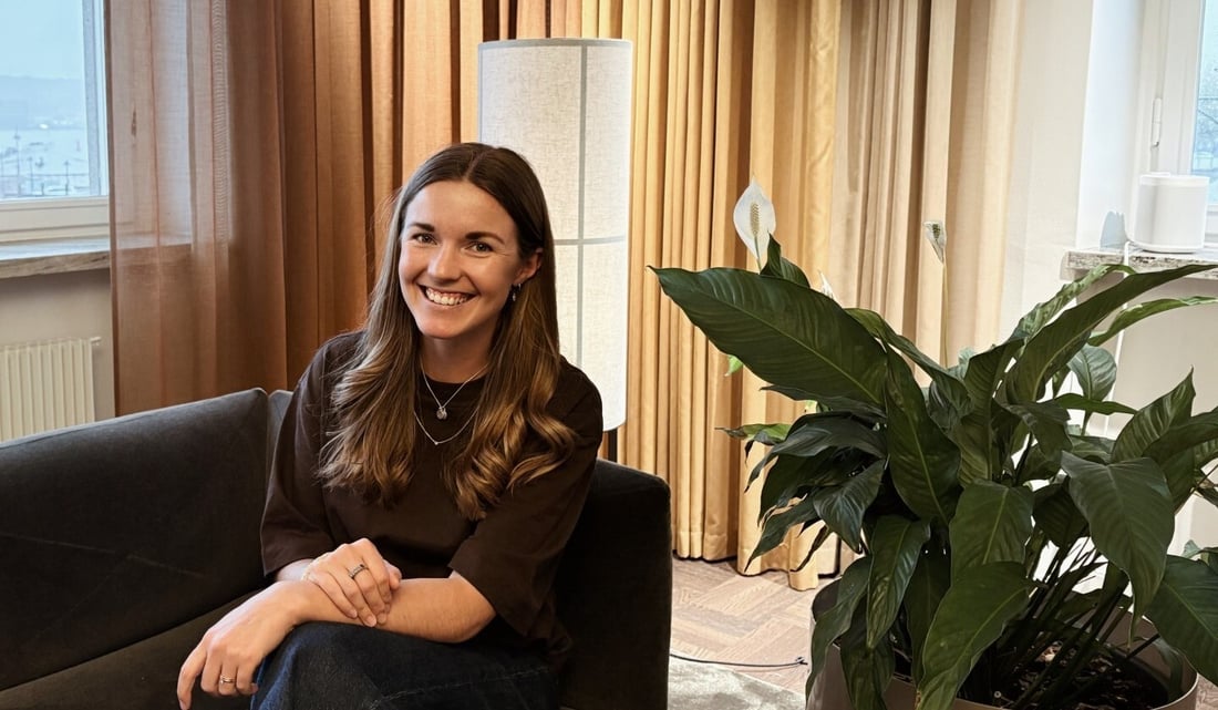 alice brolin sitter i en fåtölj i kontorsmiljö