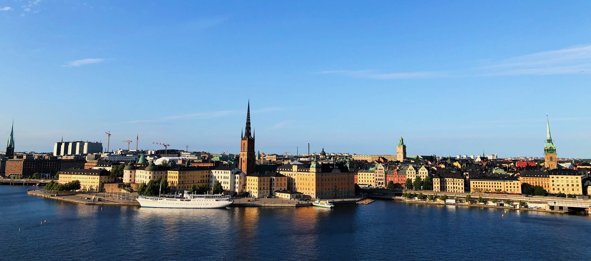 Stockholms innerstad med byggnader intill vattnet.