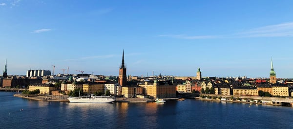 Stockholms innerstad med byggnader intill vattnet.
