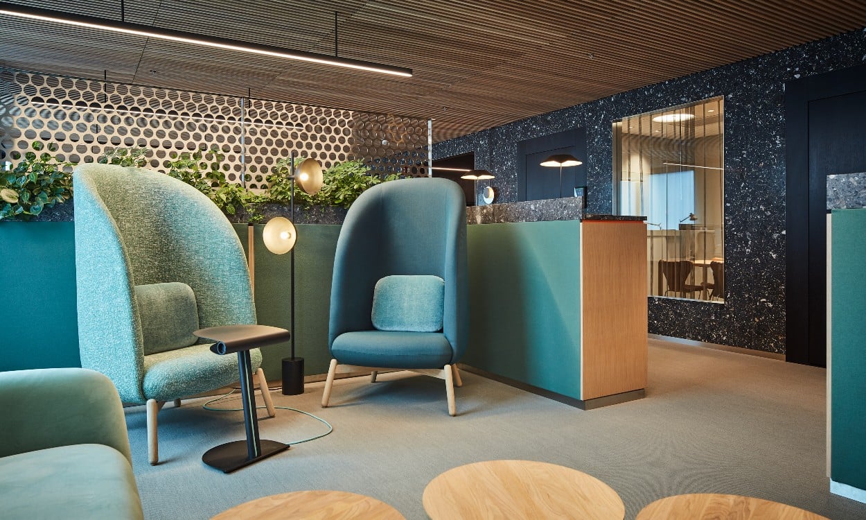 modern, lummig och inspirerande kontormiljö som visar en mötesplats med två inbjudande fåtöljer