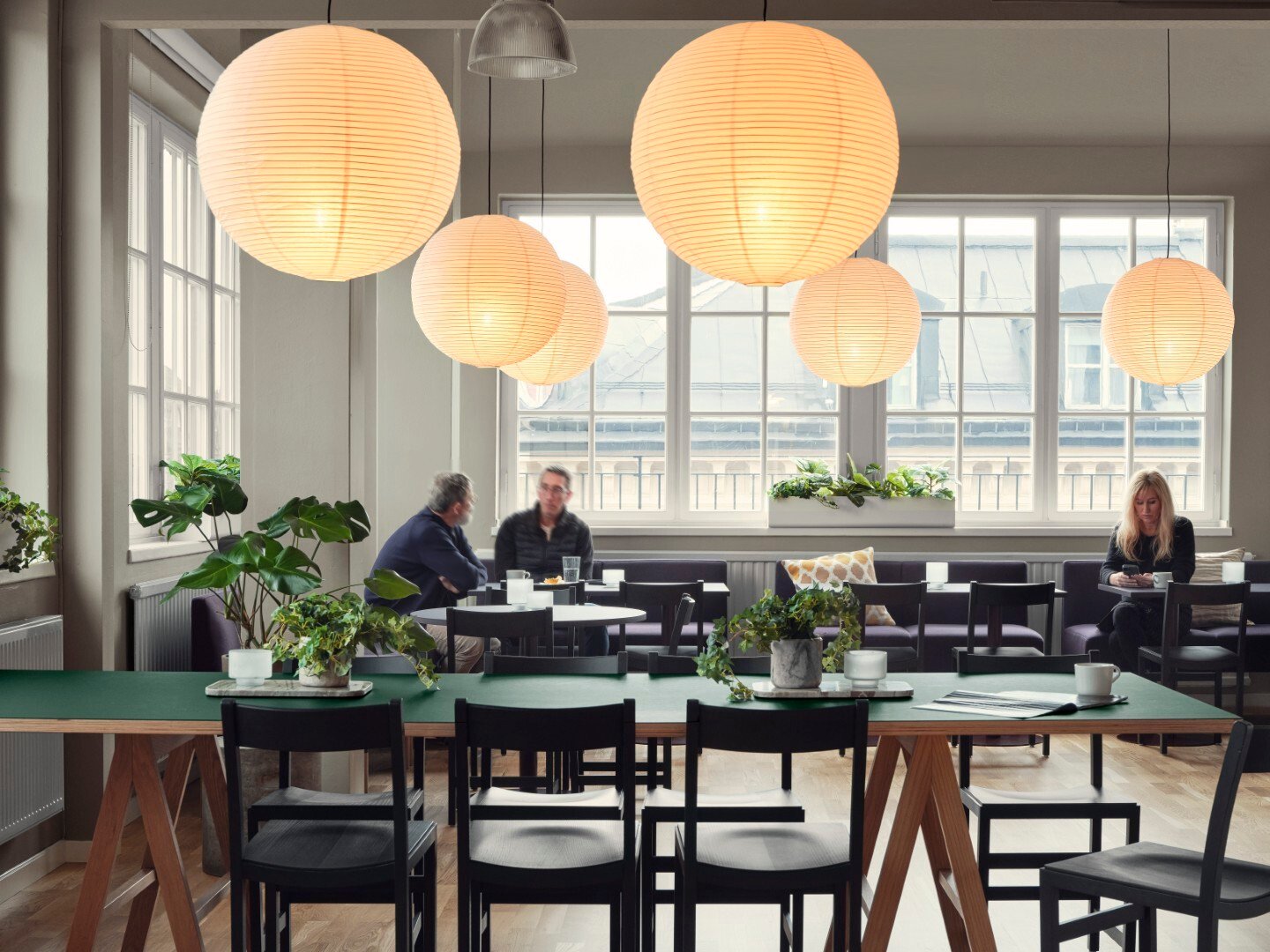 Magnolia Bostads medarbetare i en kontorsmiljö som stärker både kultur och hållbarhet