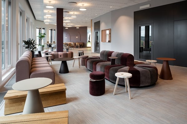 soffmoduler och mötesplats i en lounge i kontorslokal