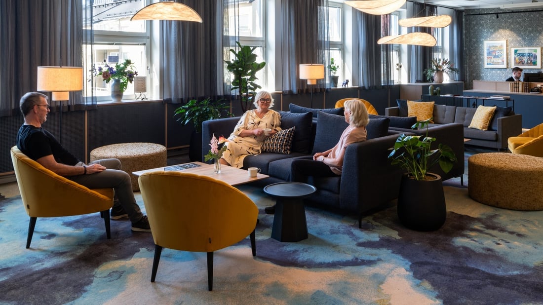 människor i en loungemiljö på en arbetsplats