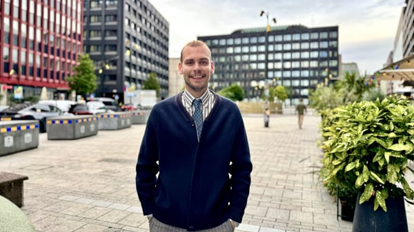 Porträtt av Karl-Oscar Nilsson, ny medarbetare inom Tenant Representation på Tenant & Partner, framför fastigheter i Stockholm.