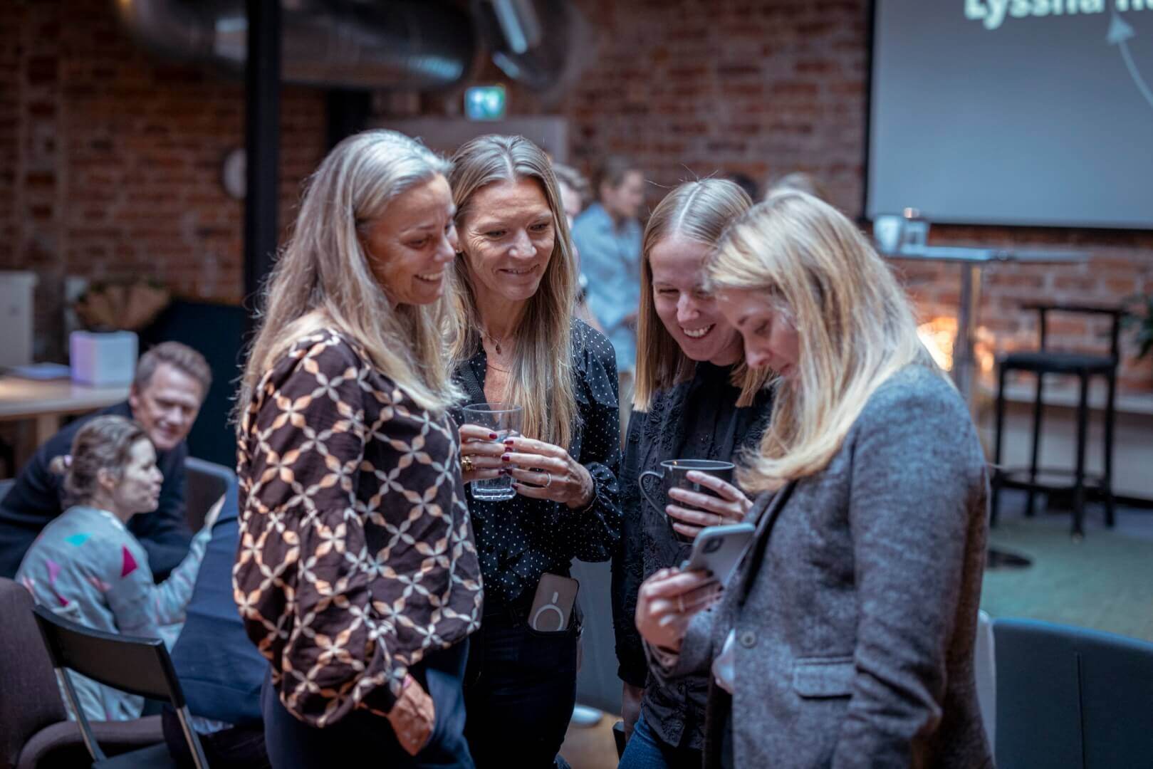 fyra kvinnor samtalar tillsammans på en arbetsplats