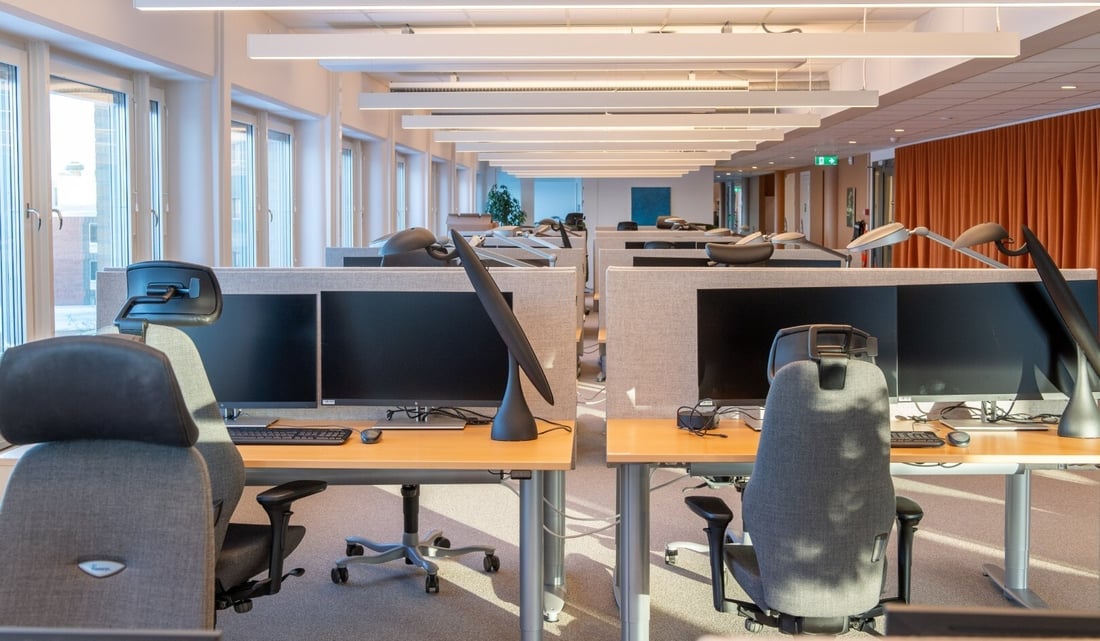 skrivbordsplatser i ett öppet kontorslandskap i en myndighets kontorslokaler