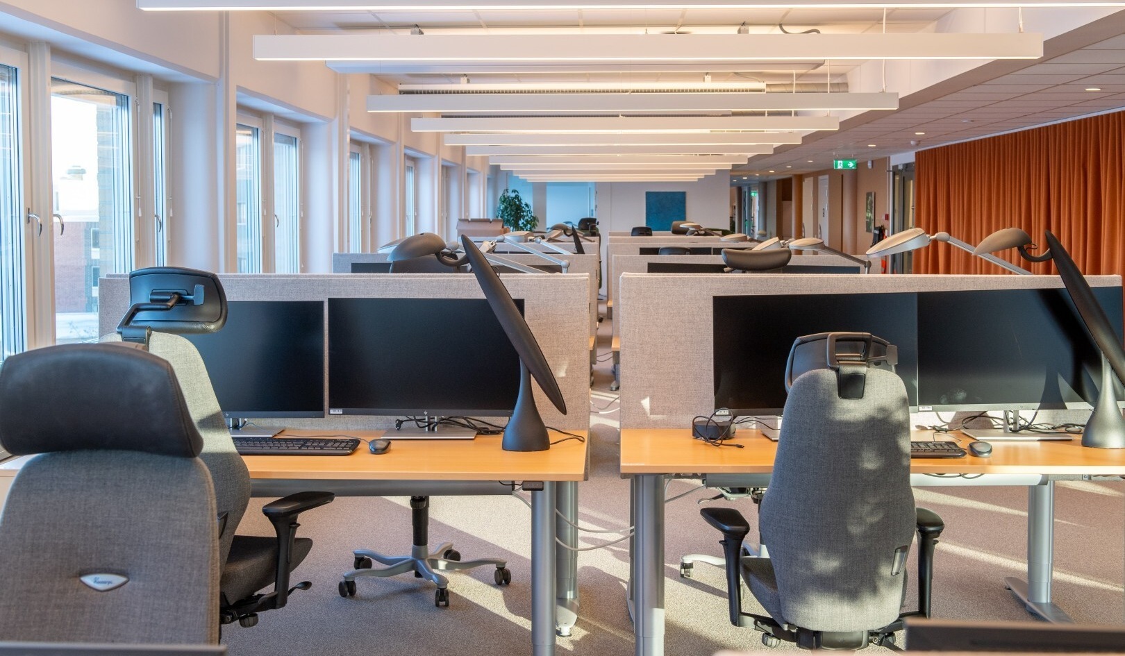 skrivbordsplatser i ett öppet kontorslandskap i en myndighets kontorslokaler