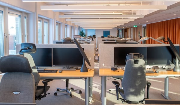 skrivbordsplatser i ett öppet kontorslandskap i en myndighets kontorslokaler